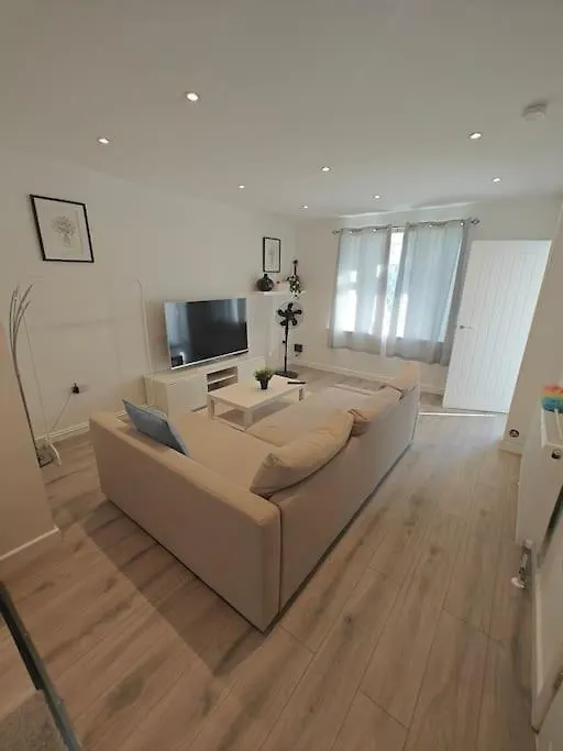 Stunning 4 Bed House Ideal For Contractors Southampton 0*,  United Kingdom