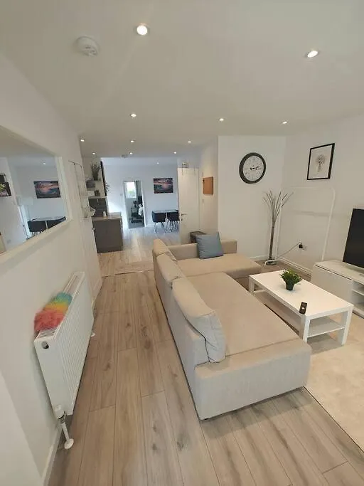 Stunning 4 Bed House Ideal For Contractors Southampton Holiday home
